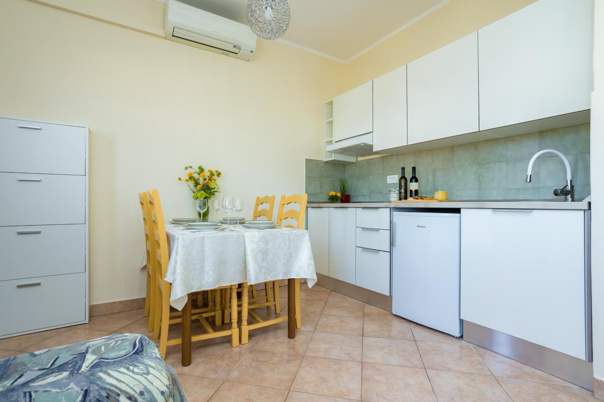 Apartments And Rooms Kod Keti Malinska Luaran gambar